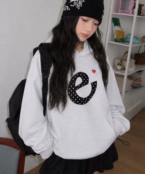Achic(アシック)の「ドットロゴハート刺繍フーディー(パーカー・レディース・ネイビー/グレー・M)」の19枚目の写真