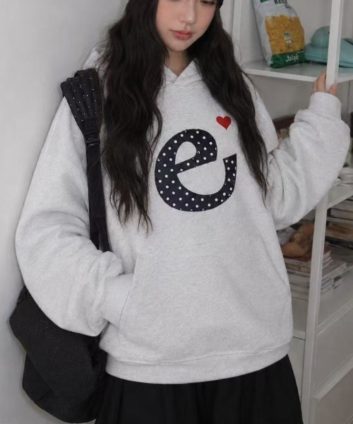 Achic(アシック)の「ドットロゴハート刺繍フーディー(パーカー・レディース・ネイビー/グレー・M)」の20枚目の写真