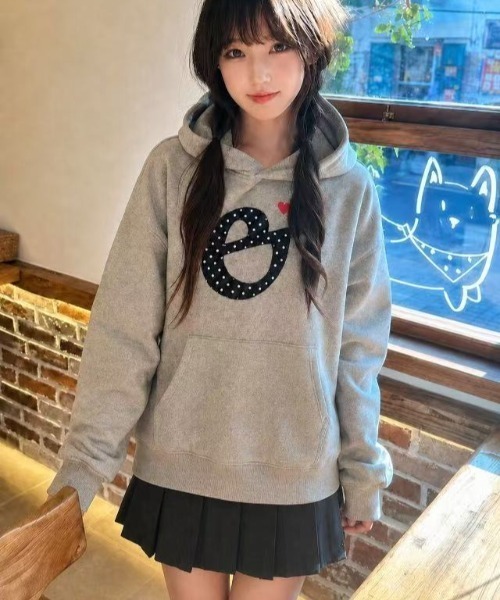 Achic(アシック)の「ドットロゴハート刺繍フーディー(パーカー・レディース・ネイビー/グレー・M)」の22枚目の写真