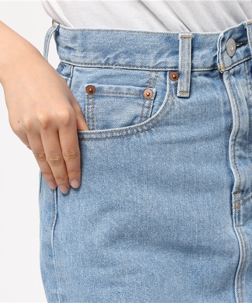 MOUSSY（マウジー）の「DENIM FIT MINI SK（デニムスカート・レディース・ライトブルー/ブルー・1/0/2）」の9枚目の写真