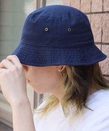 バケットハット」に該当するブルー・ネイビー/青色系のファッション