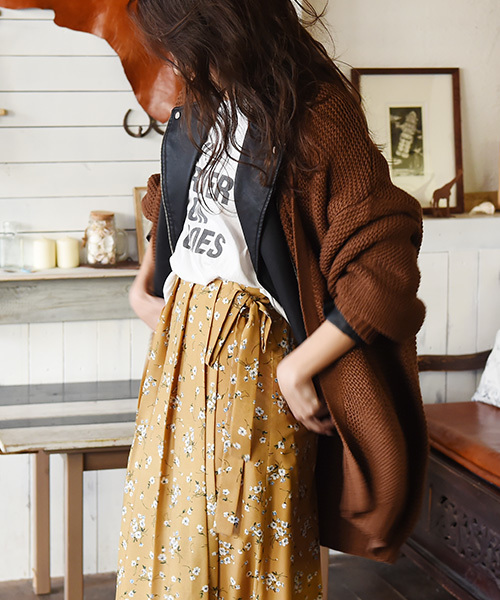 Luz Llena（ラズレナ）の「花柄プリーツスカート（スカート・レディース・ブラック/イエロー・MEDIUM）」の5枚目の写真