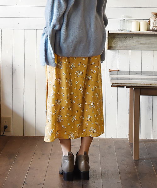 Luz Llena（ラズレナ）の「花柄プリーツスカート（スカート・レディース・ブラック/イエロー・MEDIUM）」の7枚目の写真