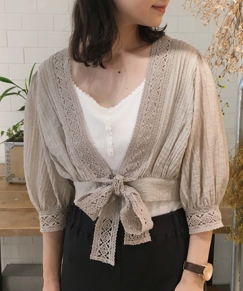 one after another NICE CLAUP（ワンアフターアナザーナイスクラップ）の「キャミ付き羽織りトップス（シャツ/ブラウス・レディース・ブラック/ベージュ/オフホワイト/ラベンダー・FREE）」の3枚目の写真