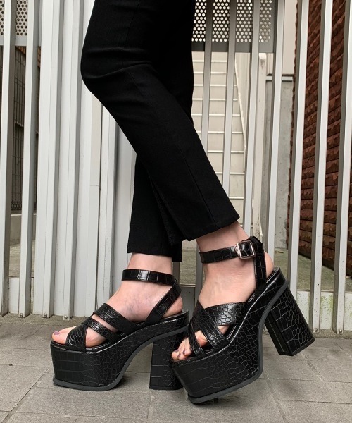 ENVYM（アンビー）の「ボリュームヒールクロスサンダル（サンダル・レディース・ブラック/ブラウン/その他・22.5㎝/23.5㎝/24.5㎝）」の3枚目の写真