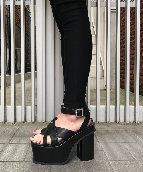 ENVYM（アンビー）の「ボリュームヒールクロスサンダル（サンダル・レディース・ブラック/ブラウン/その他・22.5㎝/23.5㎝/24.5㎝）」の4枚目の写真