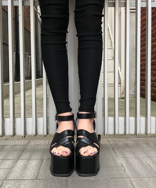 ENVYM（アンビー）の「ボリュームヒールクロスサンダル（サンダル・レディース・ブラック/ブラウン/その他・22.5㎝/23.5㎝/24.5㎝）」の5枚目の写真