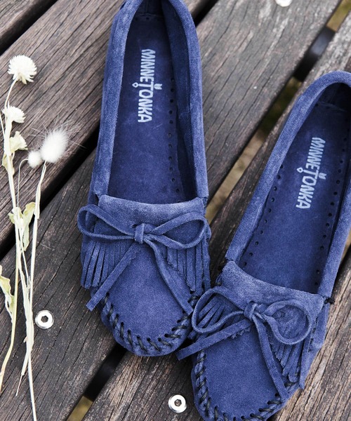 Minnetonka(ミネトンカ)の「MINNETONKA / ミネトンカ KILTY SUEDE MOC キルティー スエード モカシン(モカシン/デッキシューズ・レディース・ホワイト/ネイビー/ブルー/ブラウン系その他/ブラック/グレー/ブラウン/レッド・24.0cm/25.0cm/24.5cm/23.0cm/23.5cm)」の1枚目の写真
