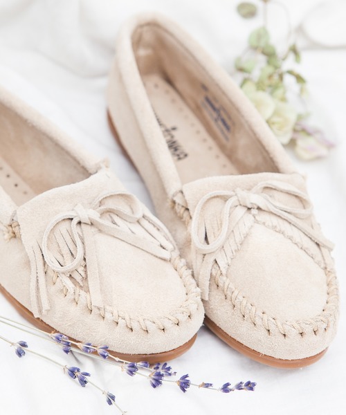 Minnetonka(ミネトンカ)の「MINNETONKA / ミネトンカ KILTY SUEDE MOC キルティー スエード モカシン(モカシン/デッキシューズ・レディース・ホワイト/ネイビー/ブルー/ブラウン系その他/ブラック/グレー/ブラウン/レッド・24.0cm/25.0cm/24.5cm/23.0cm/23.5cm)」の2枚目の写真