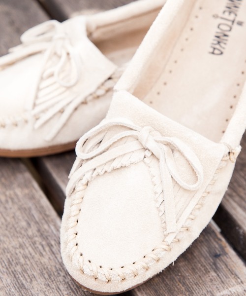 Minnetonka(ミネトンカ)の「MINNETONKA / ミネトンカ KILTY SUEDE MOC キルティー スエード モカシン(モカシン/デッキシューズ・レディース・ホワイト/ネイビー/ブルー/ブラウン系その他/ブラック/グレー/ブラウン/レッド・24.0cm/25.0cm/24.5cm/23.0cm/23.5cm)」の16枚目の写真