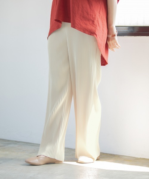 LOWRYS FARM（ローリーズファーム）の「ｓｅｌｆｃｕｔプリーツパンツ　884525（その他パンツ・レディース・レッド/ブルー/アイボリー/ブラック/グリーン/キャメル・FREE）」の2枚目の写真