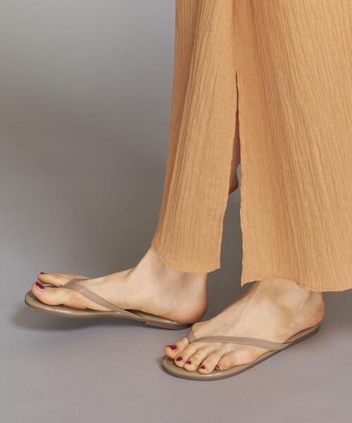 BEAUTY&YOUTH UNITED ARROWS（ビューティーアンドユースユナイテッドアローズ）の「BY フェイクレザートングサンダル ◆（サンダル・レディース・ブラック/シルバー/クリーム/モカ/ゴールド・38/35/36/37）」の2枚目の写真