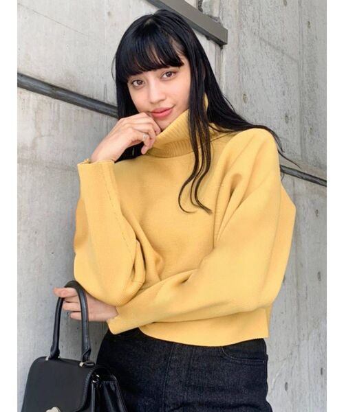 EMODA(エモダ)の「ワイドネックショートニット(ニット/セーター・レディース・アイボリー/ブラック/グリーン/マスタード・FREE)」の4枚目の写真