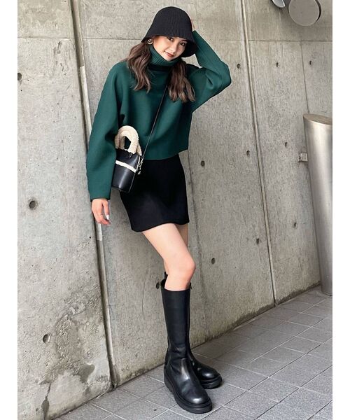 EMODA(エモダ)の「ワイドネックショートニット(ニット/セーター・レディース・アイボリー/ブラック/グリーン/マスタード・FREE)」の5枚目の写真