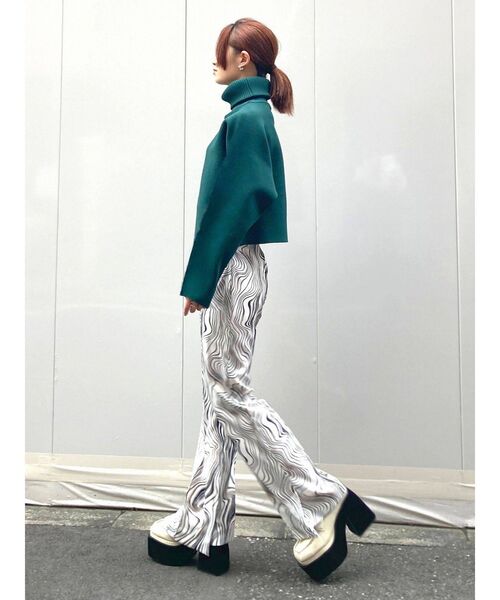 EMODA(エモダ)の「ワイドネックショートニット(ニット/セーター・レディース・アイボリー/ブラック/グリーン/マスタード・FREE)」の8枚目の写真