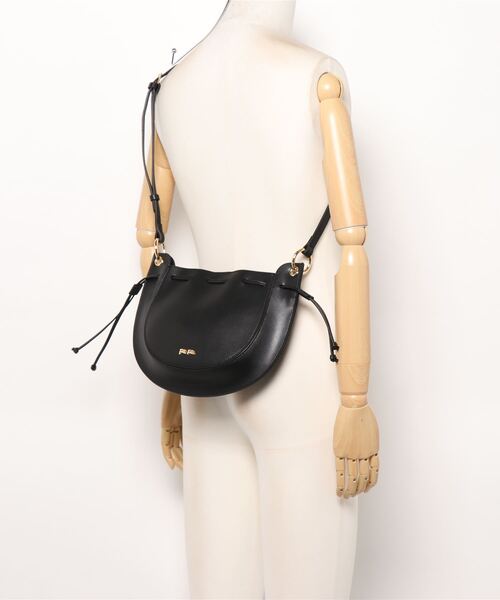 Folli Follie（フォリフォリ）の「EMMA ラウンドレザーショルダーバッグ（ショルダーバッグ・レディース・ブラック/ベージュ/ピンク・フリー）」の8枚目の写真