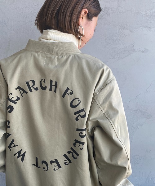 The Endless Summer（エンドレスサマー）の「[THE ENDLESS SUMMER/エンドレスサマー] 別注 ワンポイントBUHIワッペン バックプリントジャケット（ブルゾン・レディース・ブラック/ベージュ・M/L）」の6枚目の写真