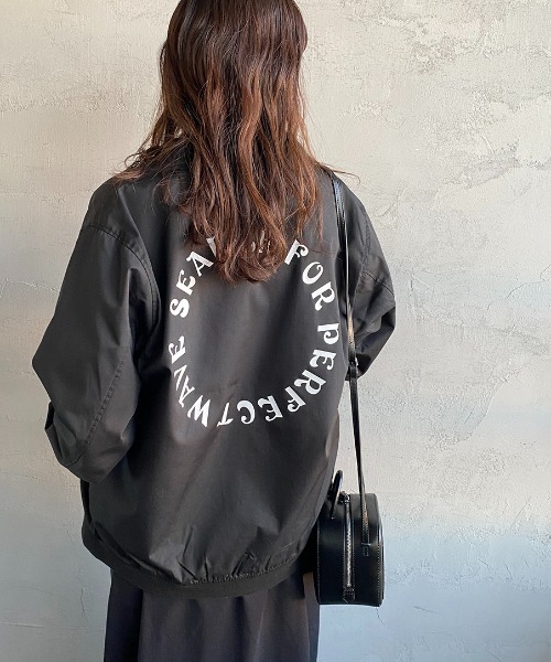 The Endless Summer（エンドレスサマー）の「[THE ENDLESS SUMMER/エンドレスサマー] 別注 ワンポイントBUHIワッペン バックプリントジャケット（ブルゾン・レディース・ブラック/ベージュ・M/L）」の14枚目の写真