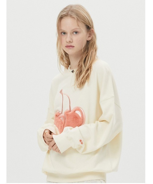 KIRSH(キルシー)の「A'GEM/9 × .kom『KIRSH/キルシー』BIG CHERRY SWEATSHIRT/ビッグチェリースウェットシャツ(スウェット・レディース・ブラック/ネイビー/グレー/アイボリー・FREE)」の2枚目の写真