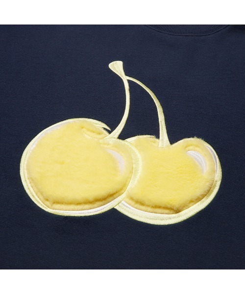 KIRSH(キルシー)の「A'GEM/9 × .kom『KIRSH/キルシー』BIG CHERRY SWEATSHIRT/ビッグチェリースウェットシャツ(スウェット・レディース・ブラック/ネイビー/グレー/アイボリー・FREE)」の5枚目の写真