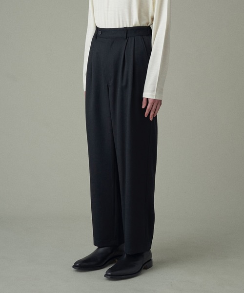 Juha(ユハ)の「2TUCK TAPERED PANTS(スラックス・メンズ・グリーン/ブラック・2/3/4)」の2枚目の写真
