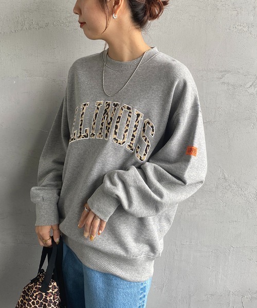 UNIVERSAL OVERALL（ユニバーサルオーバーオール）の「【men's FUDGE1月号掲載】[UNIVERSAL OVERALL/ユニバーサルオーバーオール] 別注 カレッジロゴスウェット（スウェット・レディース・ブラック/グレー/オレンジ・S/M/L）」の2枚目の写真