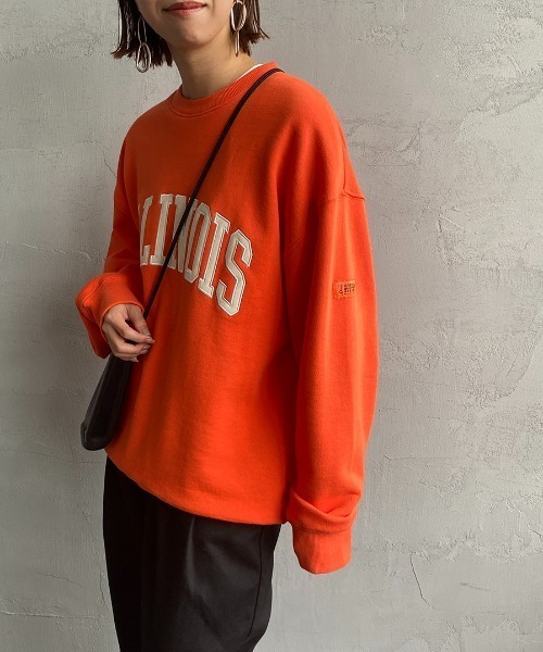 UNIVERSAL OVERALL（ユニバーサルオーバーオール）の「【men's FUDGE1月号掲載】[UNIVERSAL OVERALL/ユニバーサルオーバーオール] 別注 カレッジロゴスウェット（スウェット・レディース・ブラック/グレー/オレンジ・S/M/L）」の3枚目の写真