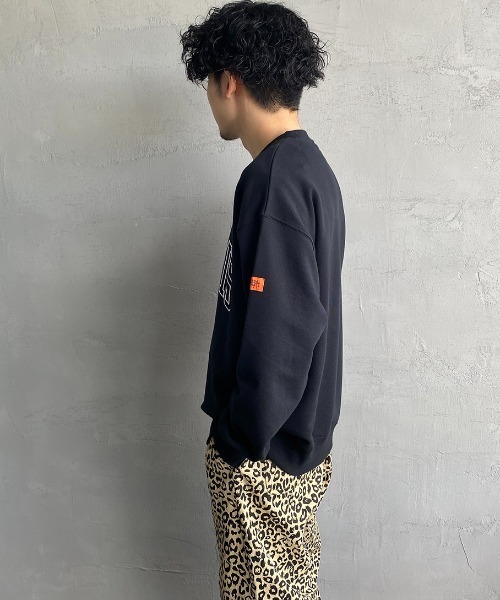 UNIVERSAL OVERALL（ユニバーサルオーバーオール）の「【men's FUDGE1月号掲載】[UNIVERSAL OVERALL/ユニバーサルオーバーオール] 別注 カレッジロゴスウェット（スウェット・レディース・ブラック/グレー/オレンジ・S/M/L）」の18枚目の写真