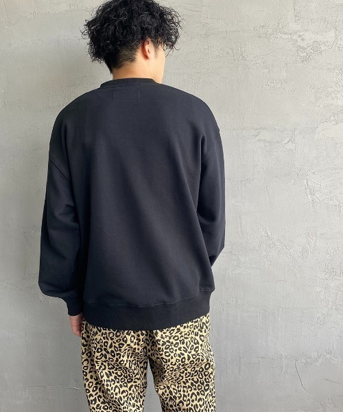 UNIVERSAL OVERALL（ユニバーサルオーバーオール）の「【men's FUDGE1月号掲載】[UNIVERSAL OVERALL/ユニバーサルオーバーオール] 別注 カレッジロゴスウェット（スウェット・レディース・ブラック/グレー/オレンジ・S/M/L）」の5枚目の写真