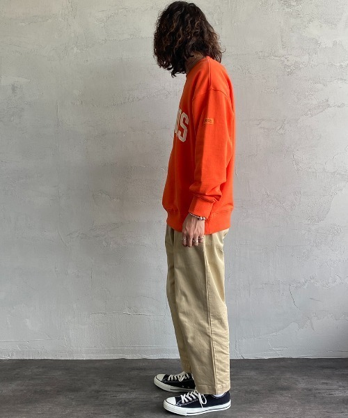 UNIVERSAL OVERALL（ユニバーサルオーバーオール）の「【men's FUDGE1月号掲載】[UNIVERSAL OVERALL/ユニバーサルオーバーオール] 別注 カレッジロゴスウェット（スウェット・レディース・ブラック/グレー/オレンジ・S/M/L）」の8枚目の写真