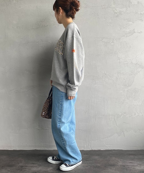 UNIVERSAL OVERALL（ユニバーサルオーバーオール）の「【men's FUDGE1月号掲載】[UNIVERSAL OVERALL/ユニバーサルオーバーオール] 別注 カレッジロゴスウェット（スウェット・レディース・ブラック/グレー/オレンジ・S/M/L）」の6枚目の写真