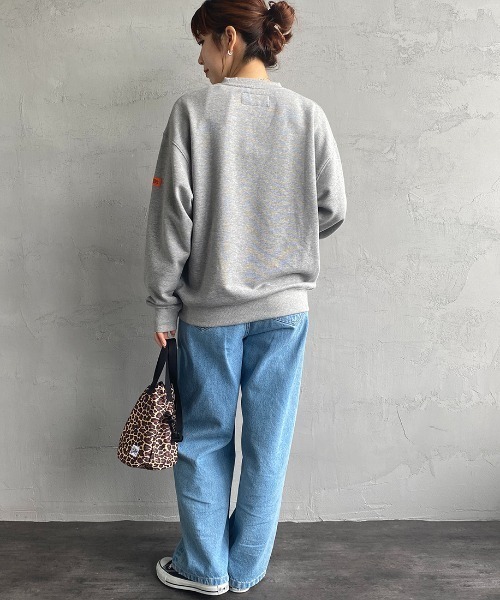 UNIVERSAL OVERALL（ユニバーサルオーバーオール）の「【men's FUDGE1月号掲載】[UNIVERSAL OVERALL/ユニバーサルオーバーオール] 別注 カレッジロゴスウェット（スウェット・レディース・ブラック/グレー/オレンジ・S/M/L）」の11枚目の写真