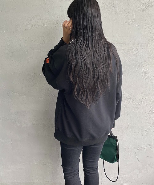 UNIVERSAL OVERALL（ユニバーサルオーバーオール）の「【men's FUDGE1月号掲載】[UNIVERSAL OVERALL/ユニバーサルオーバーオール] 別注 カレッジロゴスウェット（スウェット・レディース・ブラック/グレー/オレンジ・S/M/L）」の4枚目の写真