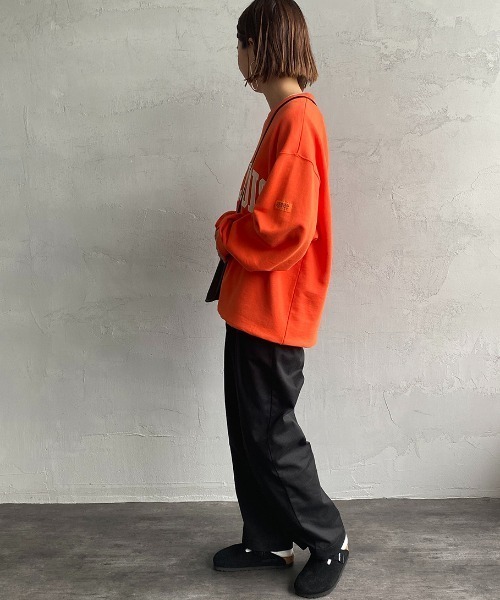 UNIVERSAL OVERALL（ユニバーサルオーバーオール）の「【men's FUDGE1月号掲載】[UNIVERSAL OVERALL/ユニバーサルオーバーオール] 別注 カレッジロゴスウェット（スウェット・レディース・ブラック/グレー/オレンジ・S/M/L）」の7枚目の写真