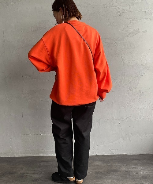 UNIVERSAL OVERALL（ユニバーサルオーバーオール）の「【men's FUDGE1月号掲載】[UNIVERSAL OVERALL/ユニバーサルオーバーオール] 別注 カレッジロゴスウェット（スウェット・レディース・ブラック/グレー/オレンジ・S/M/L）」の12枚目の写真