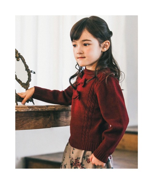 BeBe(ベベ)の「BeBe/リボン付きケーブル編みニット(100~150cm)(ニット/セーター・キッズ・レッド/パープル・110/130/100/150/140/120)」の2枚目の写真