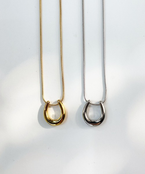 CEMONEMO（セモネモ）の「【金属アレルギー対応】 ホースシュー スネークチェーン ネックレス / サージカルステンレス316L（ネックレス・レディース・シルバー/ゴールド・FREE）」の2枚目の写真