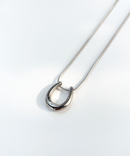 CEMONEMO（セモネモ）の「【金属アレルギー対応】 ホースシュー スネークチェーン ネックレス / サージカルステンレス316L（ネックレス・レディース・シルバー/ゴールド・FREE）」の14枚目の写真