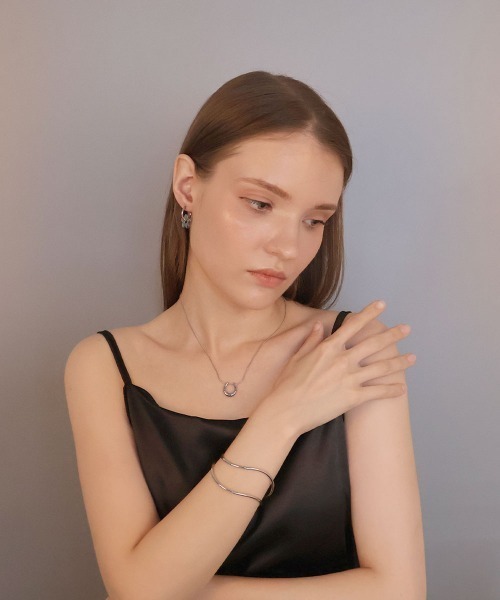 CEMONEMO（セモネモ）の「【金属アレルギー対応】 ホースシュー スネークチェーン ネックレス / サージカルステンレス316L（ネックレス・レディース・シルバー/ゴールド・FREE）」の4枚目の写真