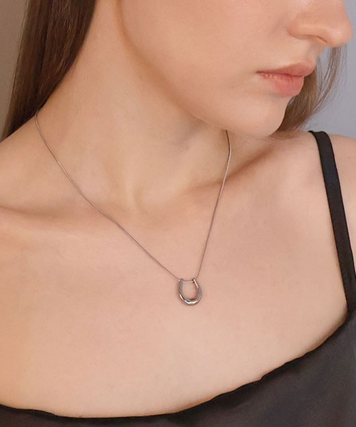 CEMONEMO（セモネモ）の「【金属アレルギー対応】 ホースシュー スネークチェーン ネックレス / サージカルステンレス316L（ネックレス・レディース・シルバー/ゴールド・FREE）」の3枚目の写真