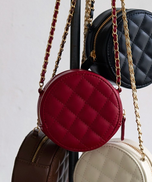 KOBE LETTUCE(コウベレタス)の「キルティングサークルチェーンバッグ(ショルダーバッグ・レディース・ブラック/アイボリー/レッド/ブラウン・FREE)」の4枚目の写真