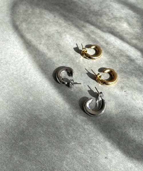 PT（ピーティ）の「Pt(ピーティー) ニュアンスフープピアス（ピアス（両耳用）・レディース・ゴールド/シルバー・ONE SIZE）」の2枚目の写真