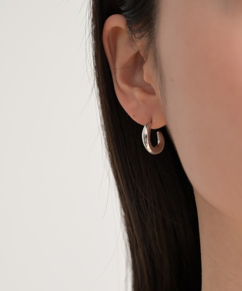 PT（ピーティ）の「Pt(ピーティー) ニュアンスフープピアス（ピアス（両耳用）・レディース・ゴールド/シルバー・ONE SIZE）」の4枚目の写真