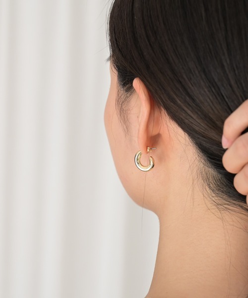 PT（ピーティ）の「Pt(ピーティー) ニュアンスフープピアス（ピアス（両耳用）・レディース・ゴールド/シルバー・ONE SIZE）」の5枚目の写真