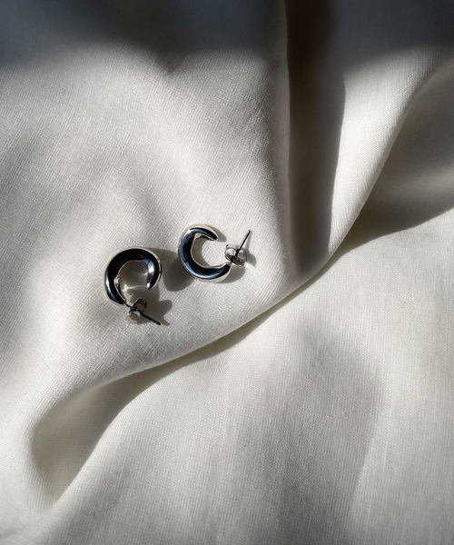 PT（ピーティ）の「Pt(ピーティー) ニュアンスフープピアス（ピアス（両耳用）・レディース・ゴールド/シルバー・ONE SIZE）」の3枚目の写真