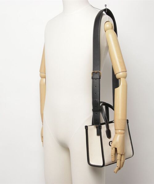 Guess(ゲス)の「SILVANA 2 Cmprtmnt Mini Tote(トートバッグ・レディース・ブラック・ONE SIZE)」の5枚目の写真