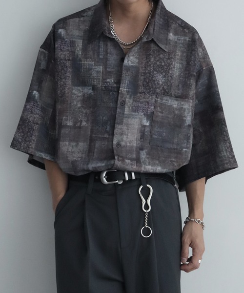 welise（ウェライズ）の「【welise/ウェライズ】リッチドレープスムース 総柄 ハーフスリーブ オーバーサイズシャツ（シャツ/ブラウス・メンズ・ブラウン系その他3/ホワイト系その他/グレー系その他2/ブラック系その他/ブラウン系その他2/ブラック系その他2/ブラック×レッド/ブラウン系その他/グレー系その他/ブラック系その他3/ホワイト系その他2/ブラック×グレー/ブラウン系その他4/ホワイト系その他3/ブラウン系その他5/ブラウン系その他6/ブラック×ブルー/ブラック系その他4/ブラックミックス/ダークベージュ/ブラウン系その他7・S/M/L）」の20枚目の写真