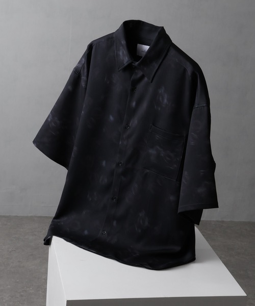 welise（ウェライズ）の「【welise/ウェライズ】リッチドレープスムース 総柄 ハーフスリーブ オーバーサイズシャツ（シャツ/ブラウス・メンズ・ブラウン系その他3/ホワイト系その他/グレー系その他2/ブラック系その他/ブラウン系その他2/ブラック系その他2/ブラック×レッド/ブラウン系その他/グレー系その他/ブラック系その他3/ホワイト系その他2/ブラック×グレー/ブラウン系その他4/ホワイト系その他3/ブラウン系その他5/ブラウン系その他6/ブラック×ブルー/ブラック系その他4/ブラックミックス/ダークベージュ/ブラウン系その他7・S/M/L）」の6枚目の写真