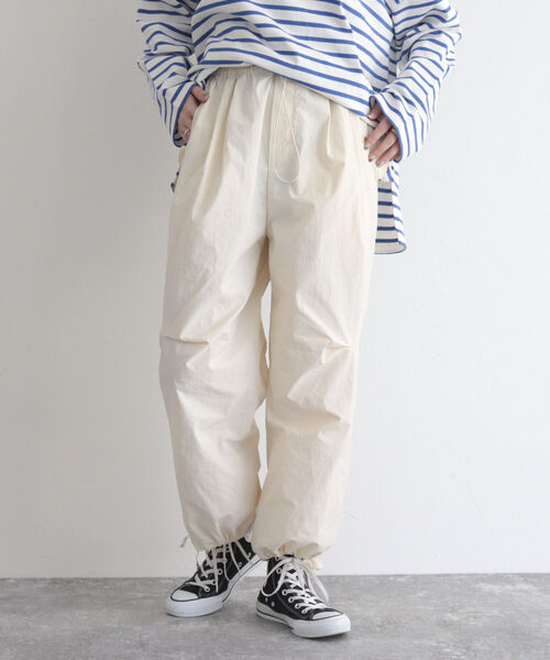 fredy emue（フレディエミュ）の「パラシュートパンツ（その他パンツ・レディース・アイボリー/カーキ・38）」の3枚目の写真