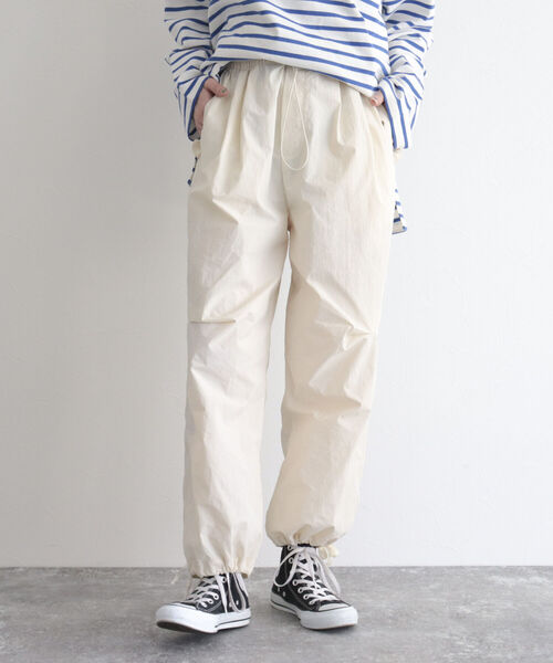fredy emue（フレディエミュ）の「パラシュートパンツ（その他パンツ・レディース・アイボリー/カーキ・38）」の4枚目の写真